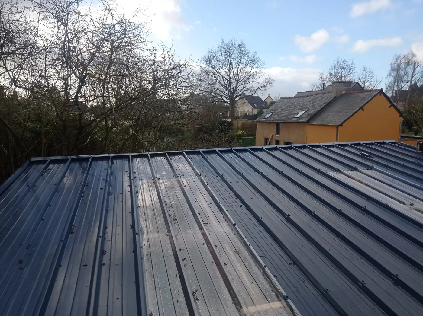 Bac acier sur garage à Taden