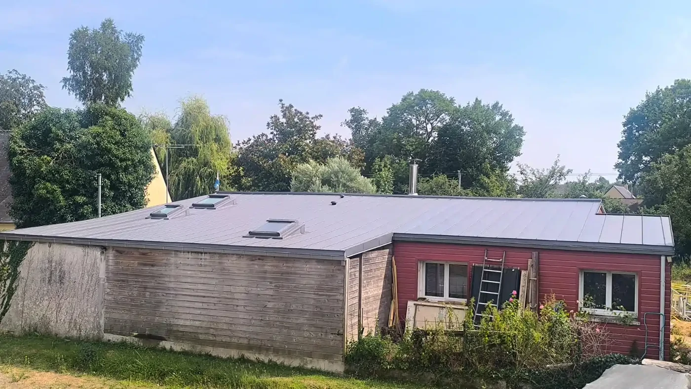 Pose d'un chevronnage en charpente pour recevoir la volige et les bacs en joint debout quartz avec faîtage et égouts ventilés, entourage velux soudé sur mesure, à La Chapelle-aux-Fitzméens